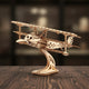 Puzzle 3D en bois d'un avion biplan rétro sur base en V.