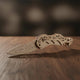 Puzzle 3D en bois représentant un couteau à ressort.