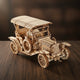 Puzzle 3D en bois d'une voiture vintage assemblée, avec roues, capot, sièges et toit en bois natu...
