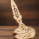 Puzzle en bois 3D d'un couteau artisanal avec motifs complexes.