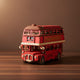 Puzzle 3D : Bus Londonien en Bois, rouge, posé sur une surface en noyer, éclairage studio doux.