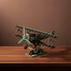 Puzzle 3D du Fokker Dr.I Vert en Bois, vue studio sur surface en noyer