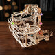 Puzzle 3D du Parcours de Billes Multi-étages, vue studio sur surface en noyer
