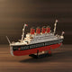 Puzzle 3D du Titanic, vue studio sur surface en noyer