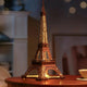 Puzzle 3D du Tour Eiffel, vue studio sur surface en noyer