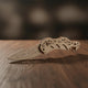 Puzzle 3D en bois représentant un couteau à ressort.
