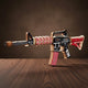 Puzzle 3D en bois de fusil M4 en noir, blanc, rouge et brun, 43x15x4.5 cm.