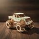 Puzzle 3D de monster truck en bois avec flammes vertes et roues détaillées.