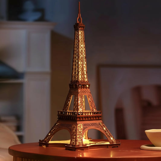 Puzzle 3D de la Tour Eiffel en bois éclairée.