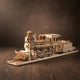 Puzzle 3D en bois d'une locomotive à vapeur détaillée, bois naturel et doré.
