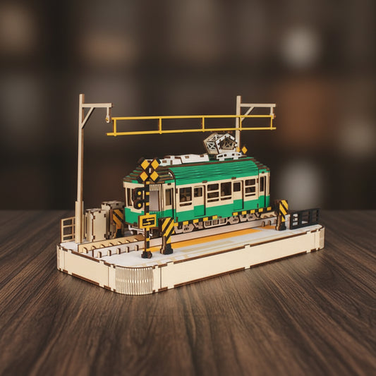 Puzzle 3D de tramway vert avec détails blancs et jaunes sur base bois.