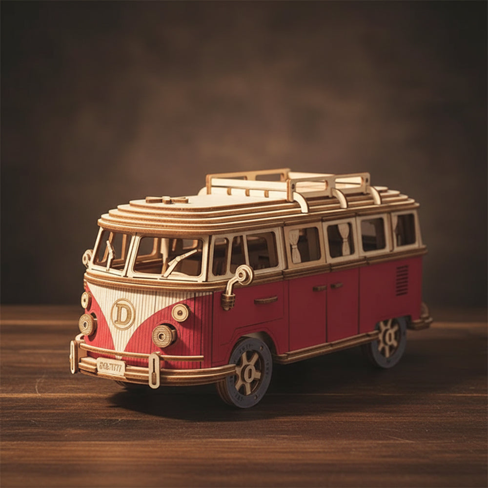 Puzzle 3D en bois d'une van rouge arrondie avec des détails blancs et dorés.