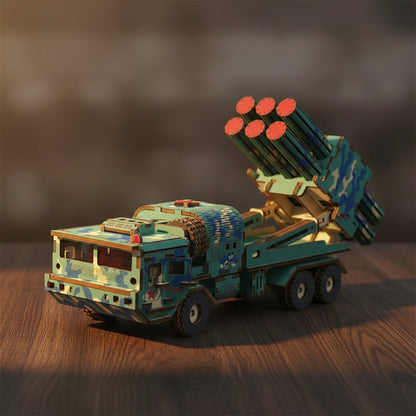 Puzzle 3D en bois d'un blindé bleu-vert avec missiles rouges et verts.