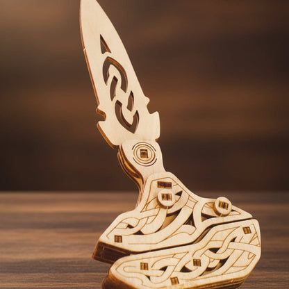 Puzzle en bois 3D d'un couteau artisanal avec motifs complexes.