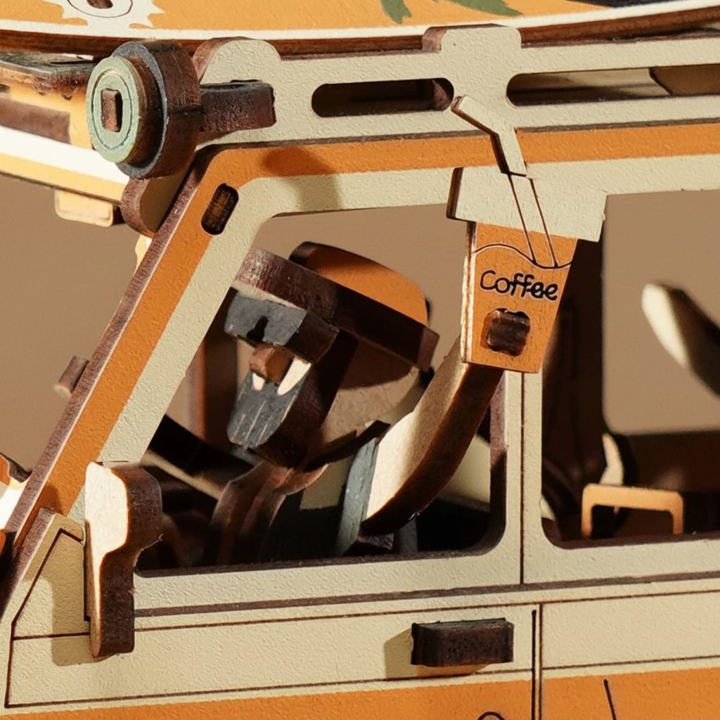 Puzzle 3D Jeep Baroudeuse en bois, détail de l'habitacle et du volant.