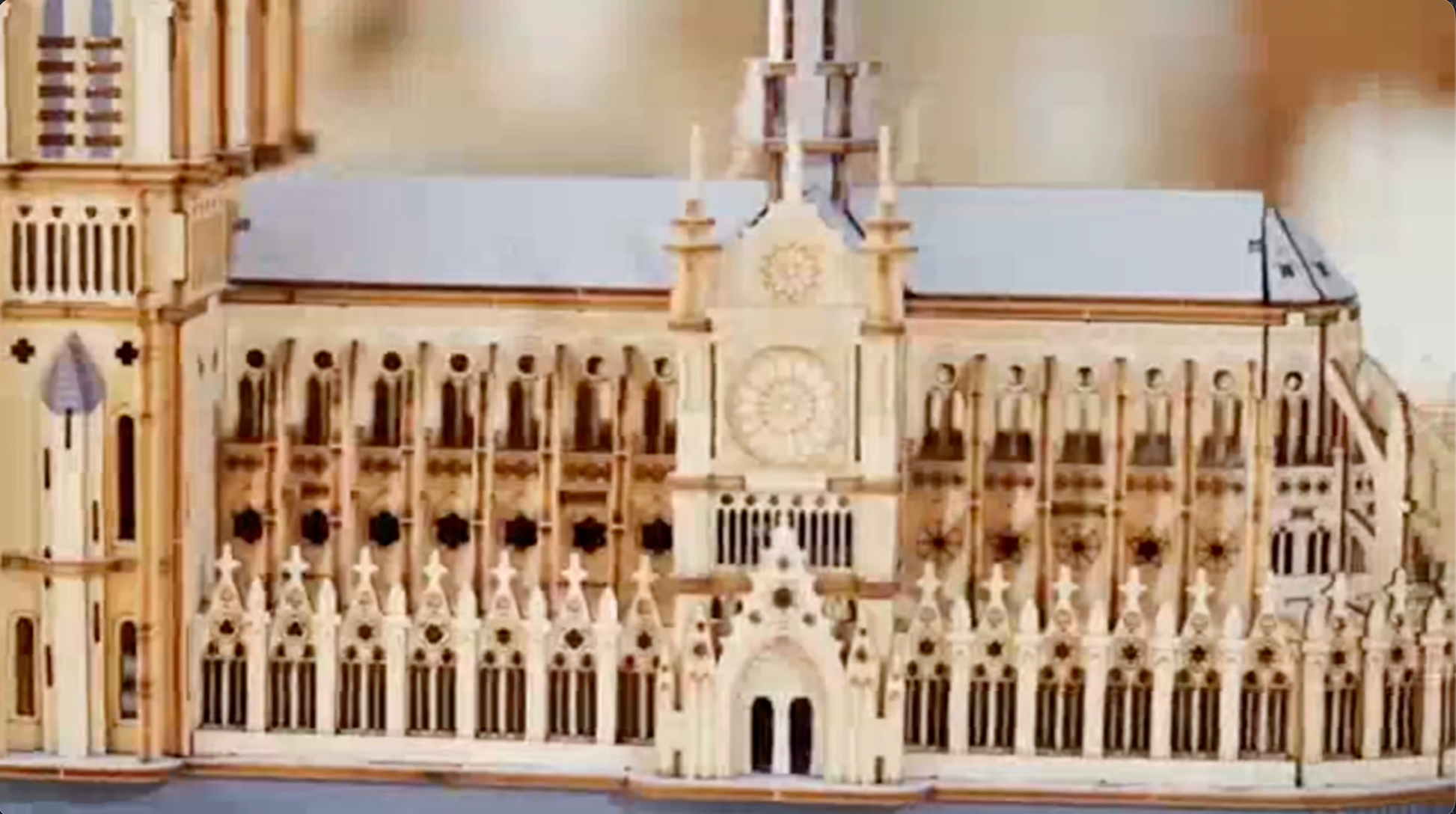 Vidéo de présentation du Puzzle 3D en Bois Cathédrale Notre-Dame
