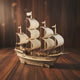 Puzzle 3D du Bateau de Marchand, vue studio sur surface en noyer