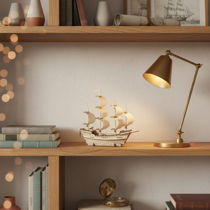 Puzzle 3D du Bateau de Marchand, exposé sur une étagère ouverte avec lampe en laiton