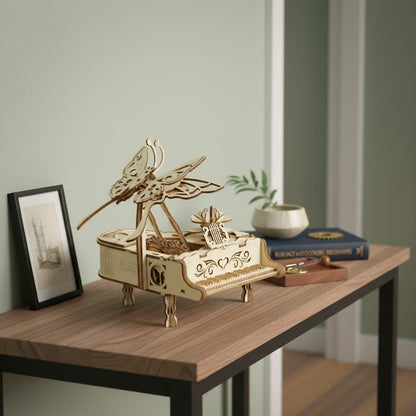 Puzzle 3D du Boîte à Musique Piano en Bois, exposé sur une étagère ouverte