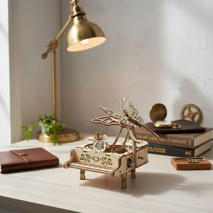 Puzzle 3D du Boîte à Musique Piano en Bois, placé sur une cheminée en pierre