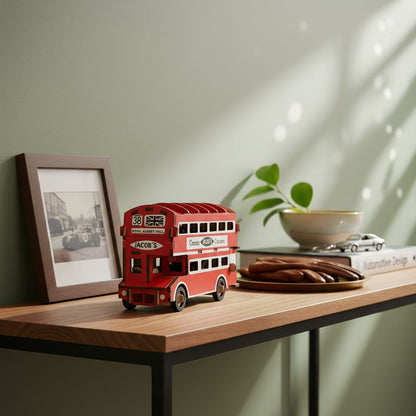 Puzzle 3D du Bus Anglais en Bois, exposé sur une étagère ouverte