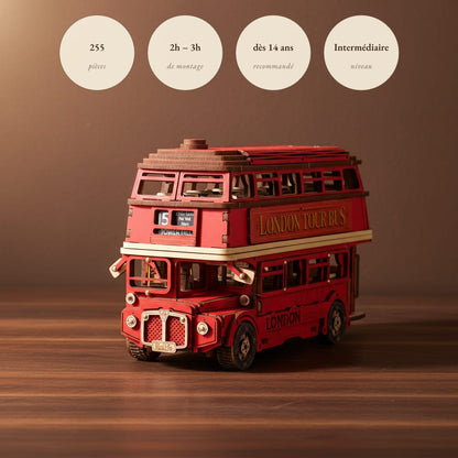 Puzzle 3D : Bus Londonien en Bois, assemblé et posé sur une table en bois sombre, éclairé.