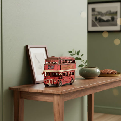 Puzzle 3D : Bus Londonien en Bois, exposé sur une étagère ouverte en bois avec des plantes et un ca…