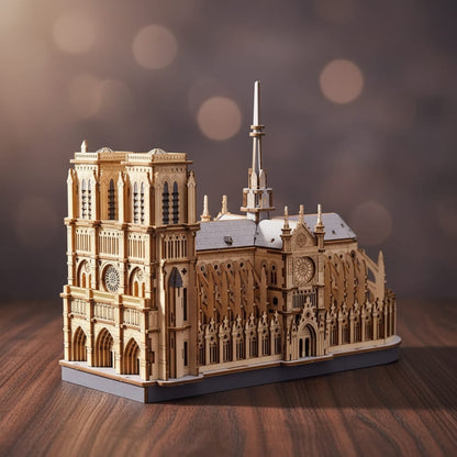 Puzzle 3D de la Cathédrale Notre-Dame en bois, assemblé.