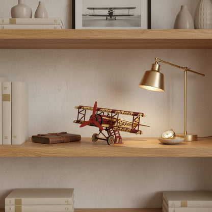 Puzzle 3D du Fokker Dr.I Rouge en Bois, exposé sur une étagère ouverte