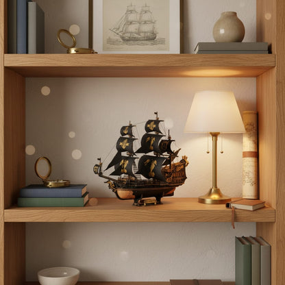 Puzzle 3D : Galion Noir et Or en Bois, sur une étagère en bois clair avec lampe et livres.