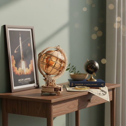Puzzle 3D du Globe Lumineux en Bois, exposé sur une étagère ouverte
