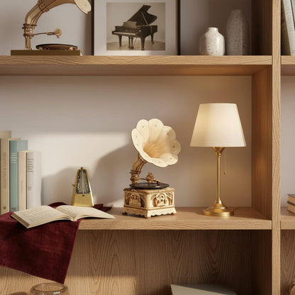 Puzzle 3D du Gramophone Vinyle en bois, posé sur une commode design.