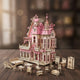 Puzzle 3D du Maison de poupée rose + décorations, vue studio sur surface en noyer