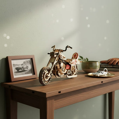 Puzzle 3D du Moto de Biker en Bois, exposé sur une étagère ouverte