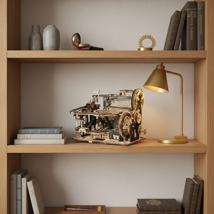 Puzzle 3D du Parcours de Billes Manuel Sophistiqué, posé sur une commode dans un intérieur design
