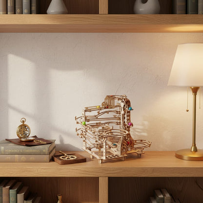 Puzzle 3D du Parcours de Billes Multi-étages, posé sur une commode dans un intérieur design