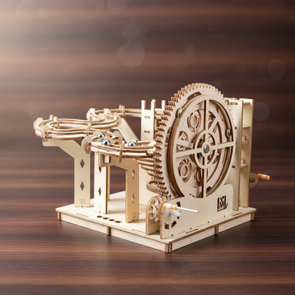 Puzzle 3D parcours de billes spirale, gros plan sur la grande roue dentée et le rail
