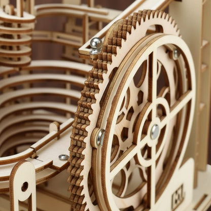 Détail du mécanisme à engrenages en bois du puzzle 3D parcours de billes spirale