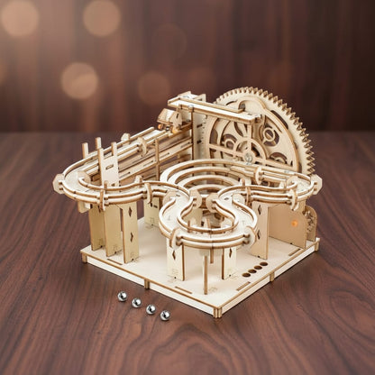 Puzzle 3D parcours de billes spirale en bois assemblé, vue 3/4 sur surface en noyer