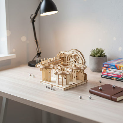 Puzzle 3D parcours de billes spirale sur un bureau en bois clair, ambiance chambre d’ado