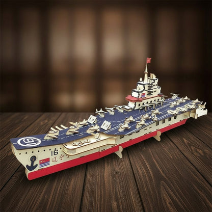 Puzzle 3D du Porte-Avions, vue studio sur surface en noyer