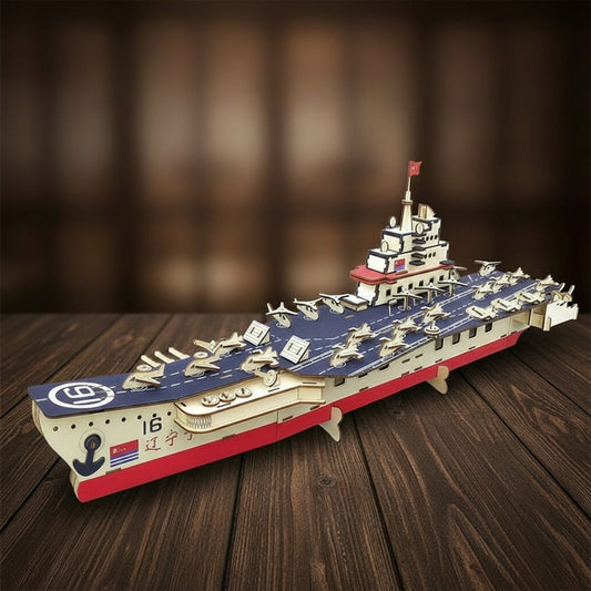 Puzzle 3D du Porte-Avions, vue studio sur surface en noyer