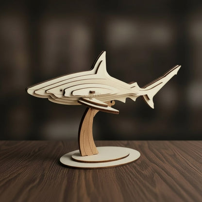 Puzzle 3D requin en bois du coffret animaux marins, assemblé sur son socle
