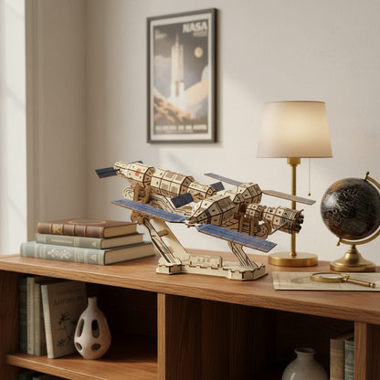 Puzzle 3D du Station Spatiale, posé sur une commode dans un intérieur design