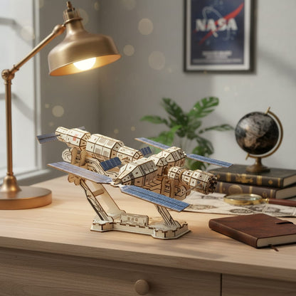Puzzle 3D du Station Spatiale en Bois, exposé sur une étagère ouverte