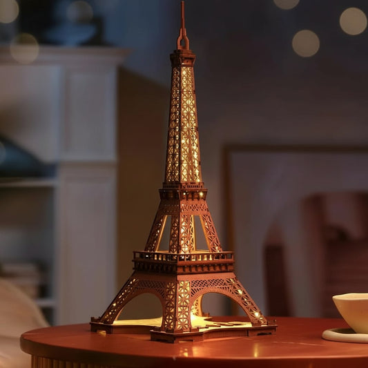 Puzzle 3D du Tour Eiffel, vue studio sur surface en noyer