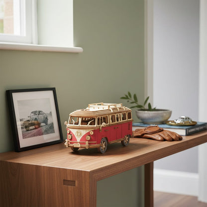Puzzle 3D du Van Rouge, exposé sur une étagère ouverte