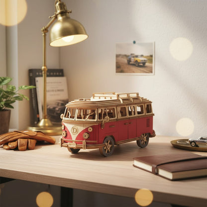 Puzzle 3D du Van Rouge, placé sur une cheminée en pierre