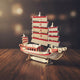 Puzzle 3D du Voilier Chinois, vue studio sur surface en noyer