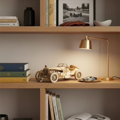 Puzzle 3D du Voiture Grand Prix, posé sur une commode dans un intérieur design